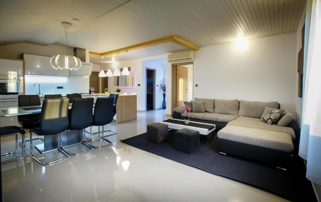 Foric Apartments With Outdoor Heated Pool Rab Town Exteriör bild
