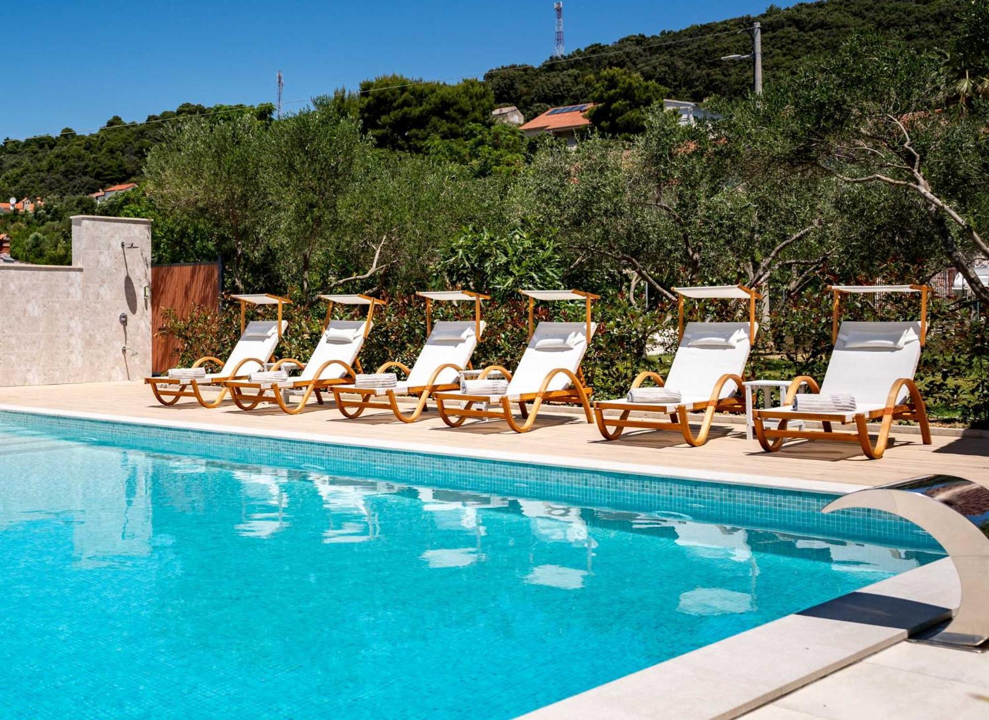 Foric Apartments With Outdoor Heated Pool Rab Town Exteriör bild