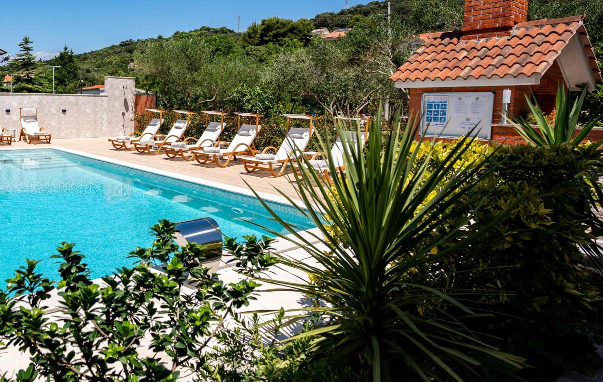 Foric Apartments With Outdoor Heated Pool Rab Town Exteriör bild