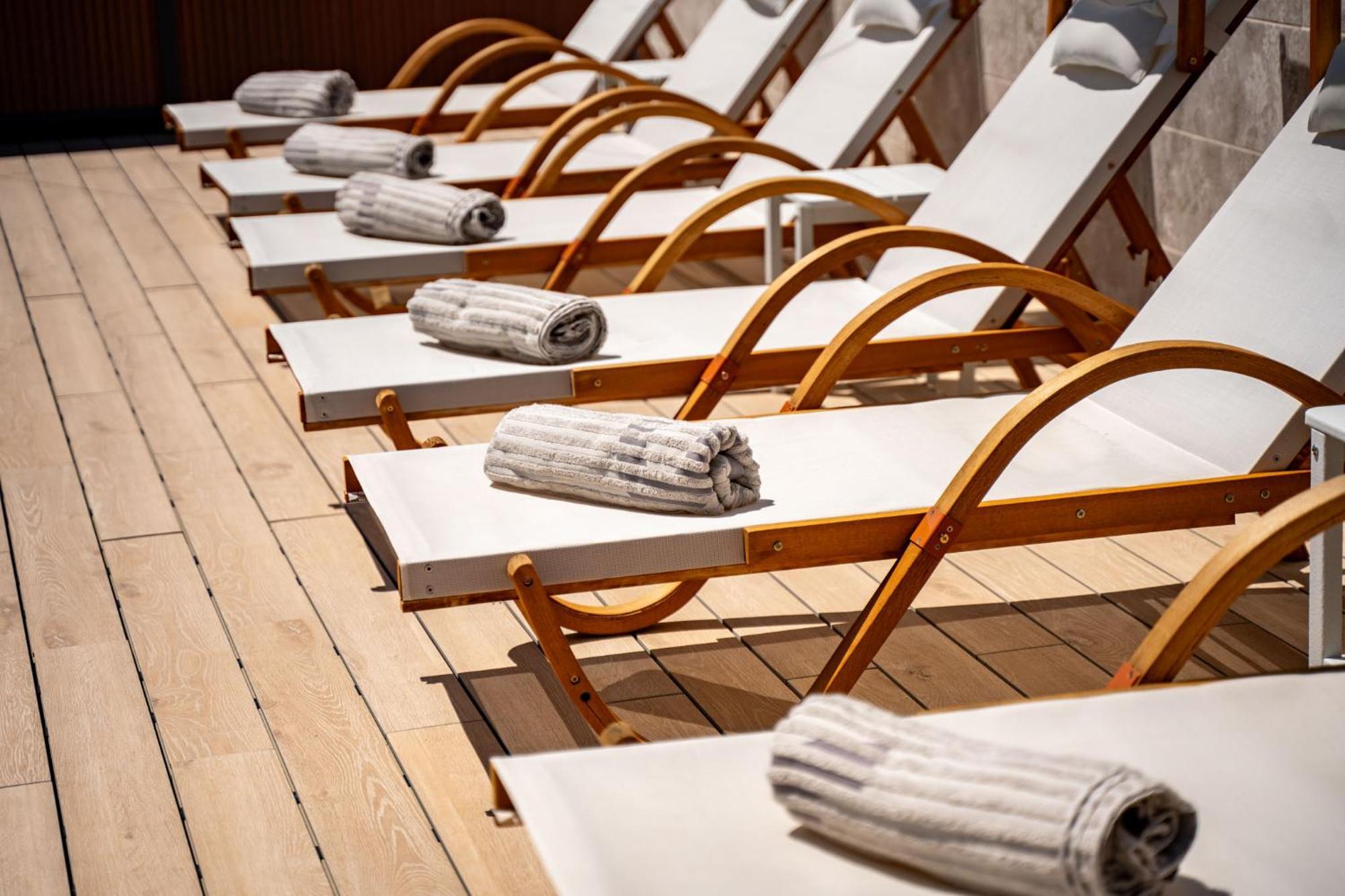 Foric Apartments With Outdoor Heated Pool Rab Town Exteriör bild