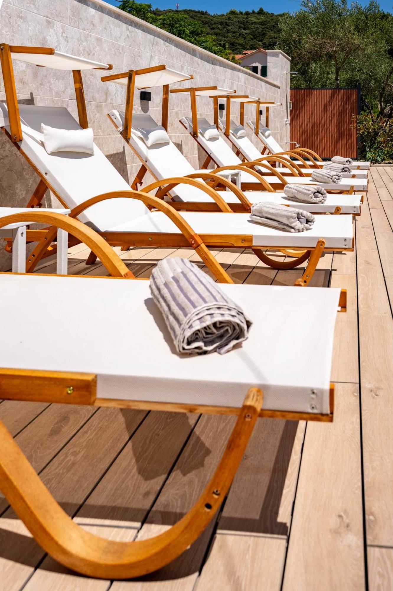 Foric Apartments With Outdoor Heated Pool Rab Town Exteriör bild