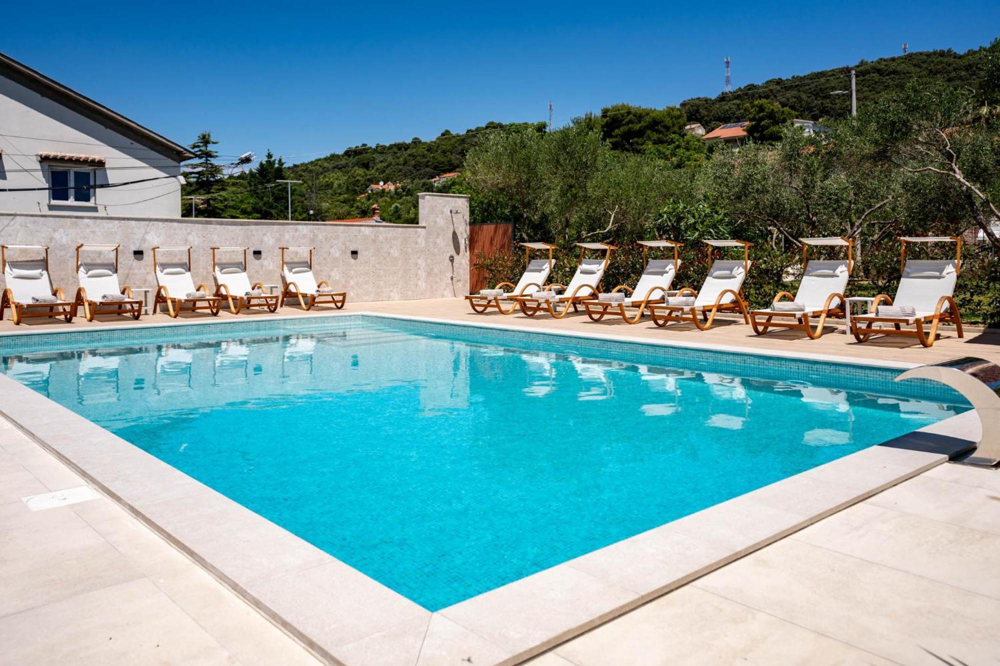 Foric Apartments With Outdoor Heated Pool Rab Town Exteriör bild