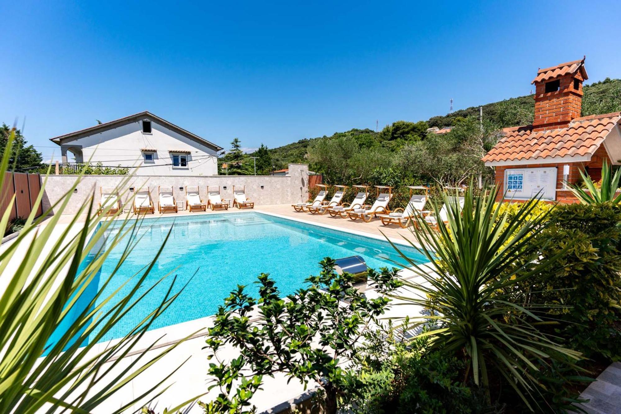 Foric Apartments With Outdoor Heated Pool Rab Town Exteriör bild