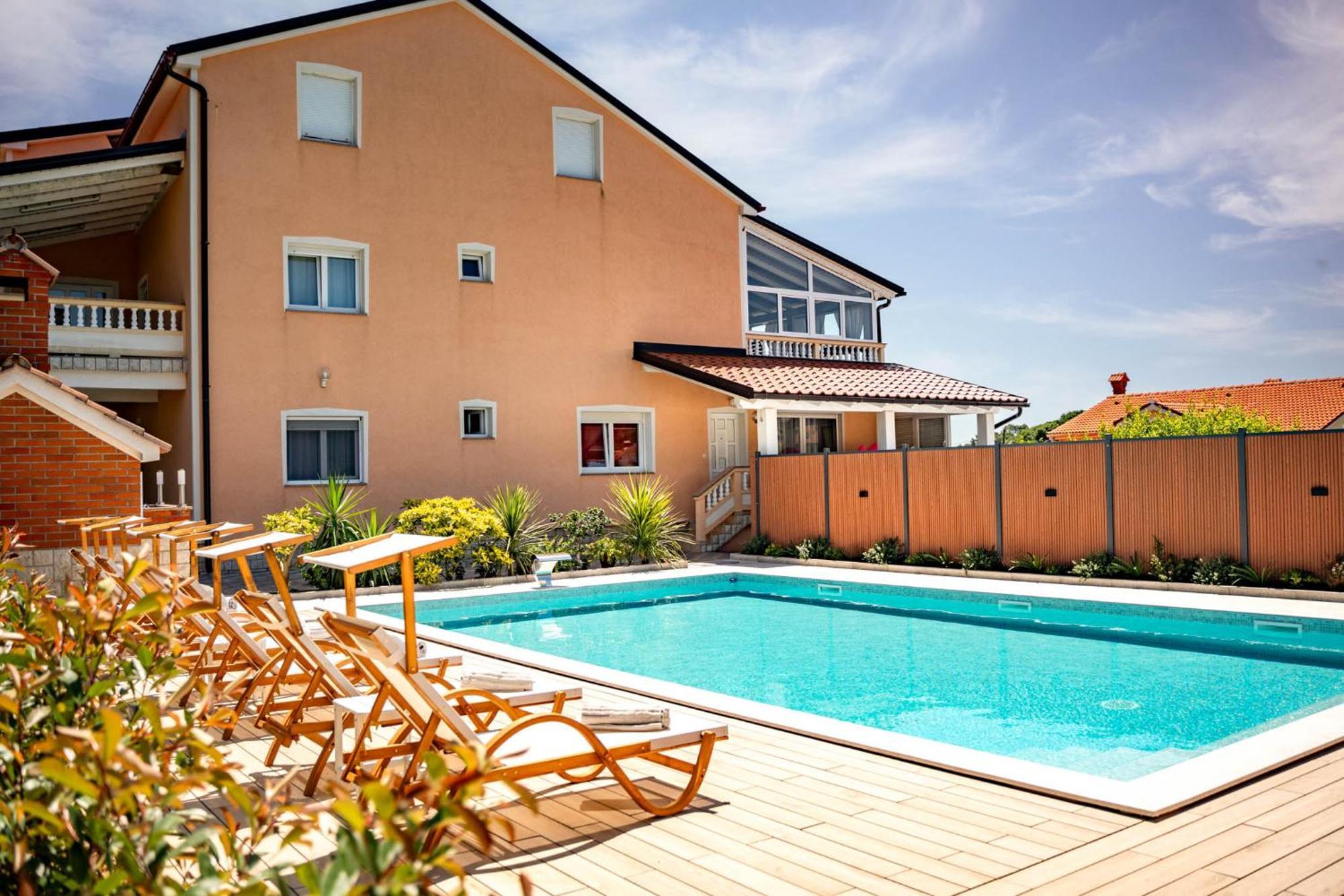 Foric Apartments With Outdoor Heated Pool Rab Town Exteriör bild