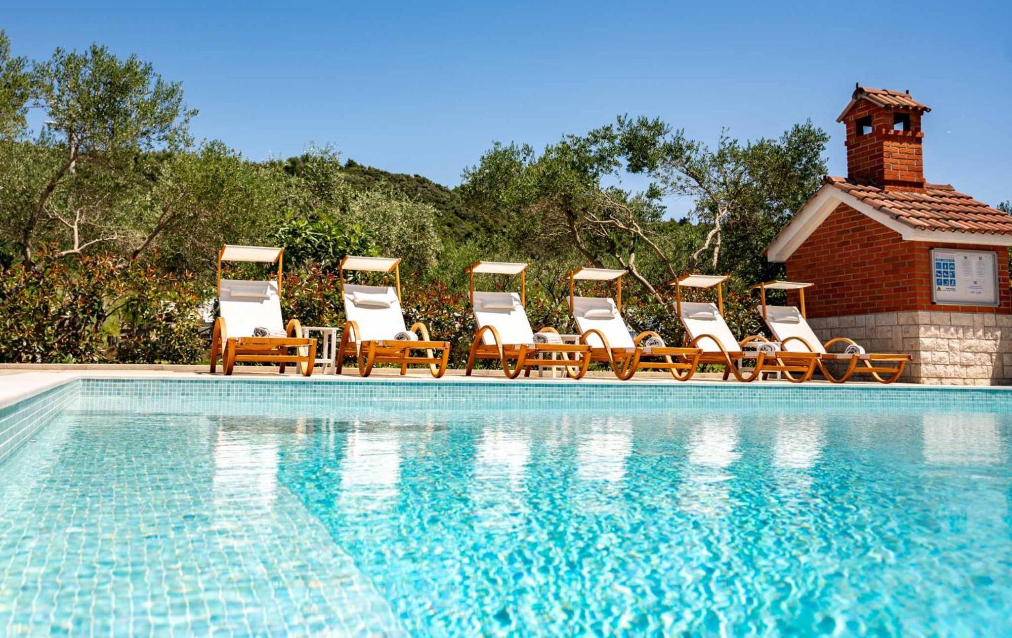 Foric Apartments With Outdoor Heated Pool Rab Town Exteriör bild