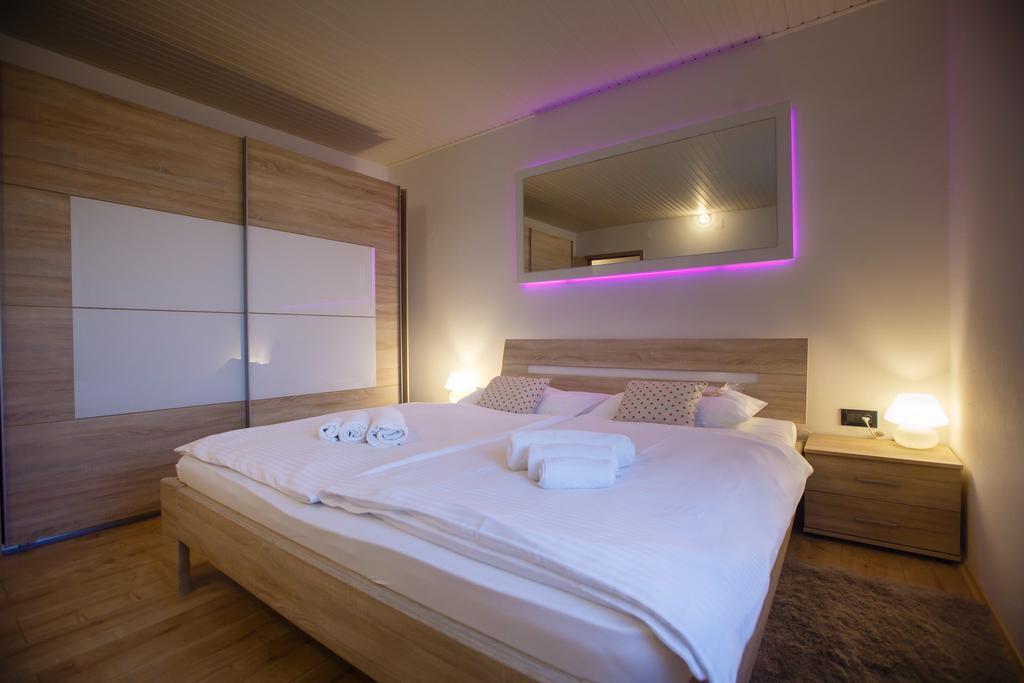 Foric Apartments With Outdoor Heated Pool Rab Town Exteriör bild