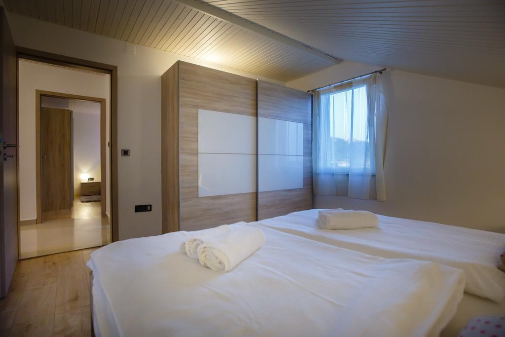 Foric Apartments With Outdoor Heated Pool Rab Town Exteriör bild
