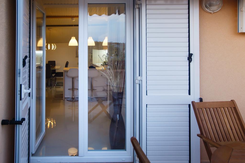 Foric Apartments With Outdoor Heated Pool Rab Town Exteriör bild